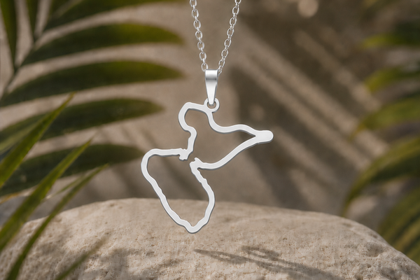 Pendentif carte de la Guadeloupe en acier inoxydable finition argentée, L'Empreinte des Îles