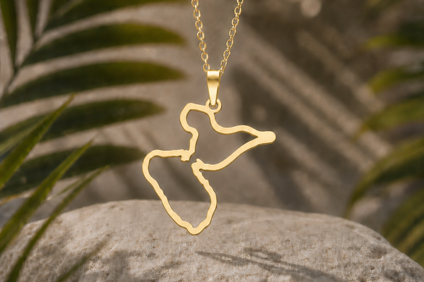Pendentif carte de la Guadeloupe en acier inoxydable doré, L'Empreinte des Îles