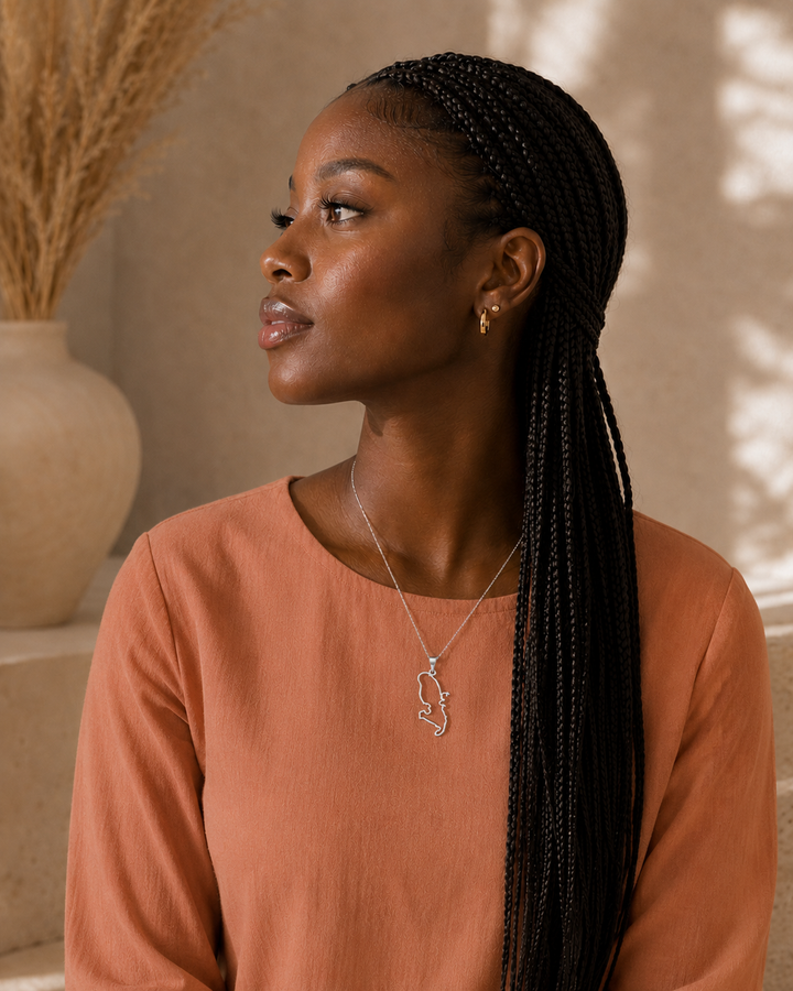 Portrait avec pendentif carte de la Martinique, bijou identitaire 972