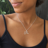 Pendentif carte de la Guadeloupe doré porté au quotidien, bijou identitaire 971